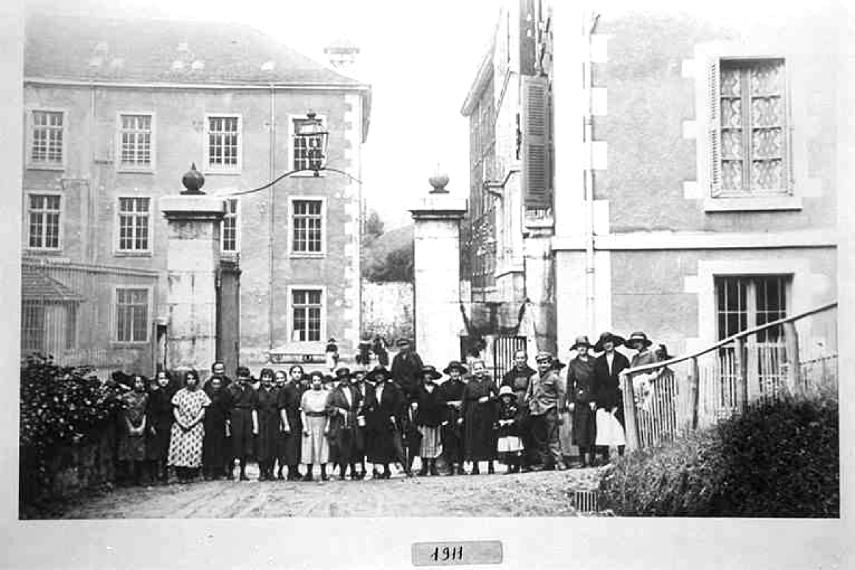 Ouvrières devant la Grande Fabrique de Renage en 1911